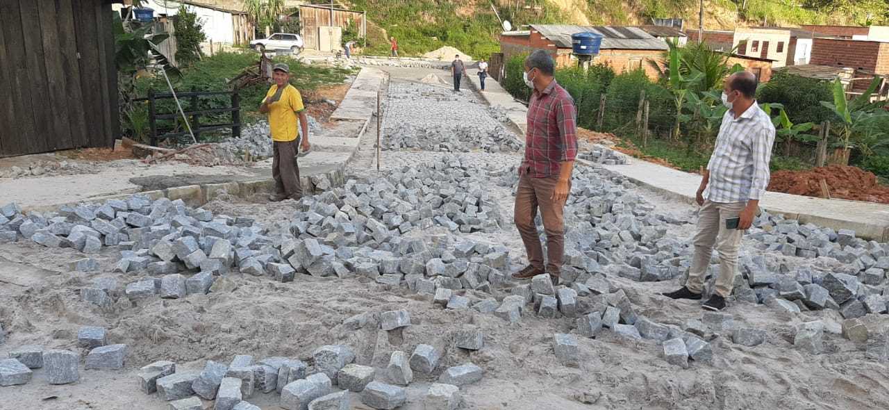 Camacã: Calçamento da Travessa Santa Rosa em Leoventura em ritmo acelerado